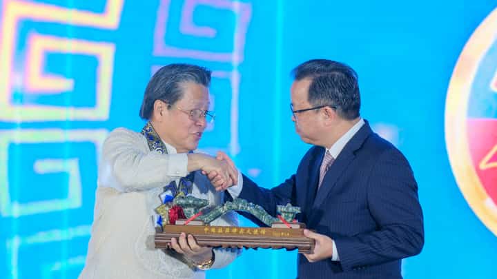Federation of Filipino Chinese Chambers of Commerce and Industry Inc. president Dr. Cecilio Pedro (left) presents to Chinese Ambassador Huang Xilian a replica of a traditional bridge as a symbol of the organization’s aspiration to act as conduit for friendly relations between Beijing and Manila.