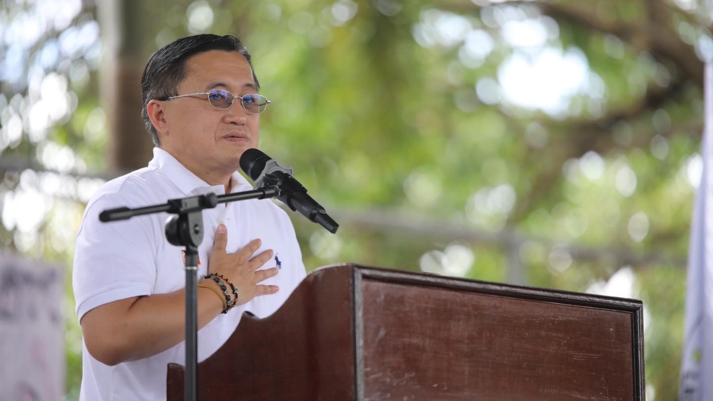 Bong Go inspects Super Health Center in Bacolod City