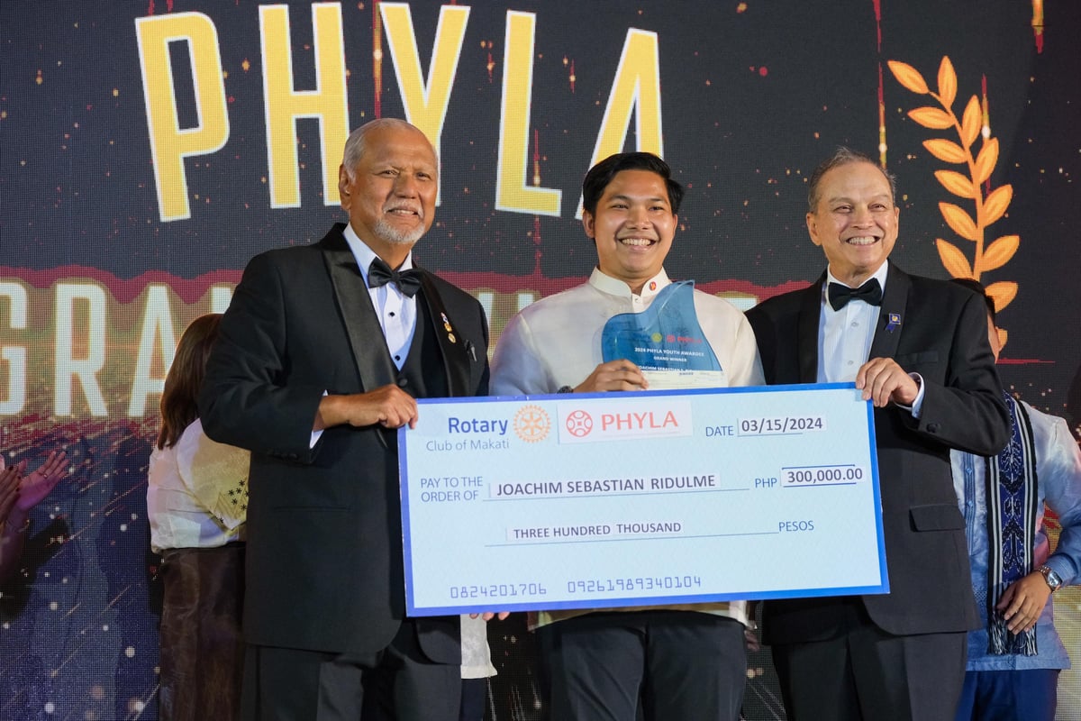RC Makati President Bing Matoto (left) and PHYLA Chairman and PDG Sid Garcia (3rd from left) pose with PHYLA  Grand Winner Joachim Sebastian Ridulme with a presentation cheque representing Ridulme's P300,000 top cash prize.