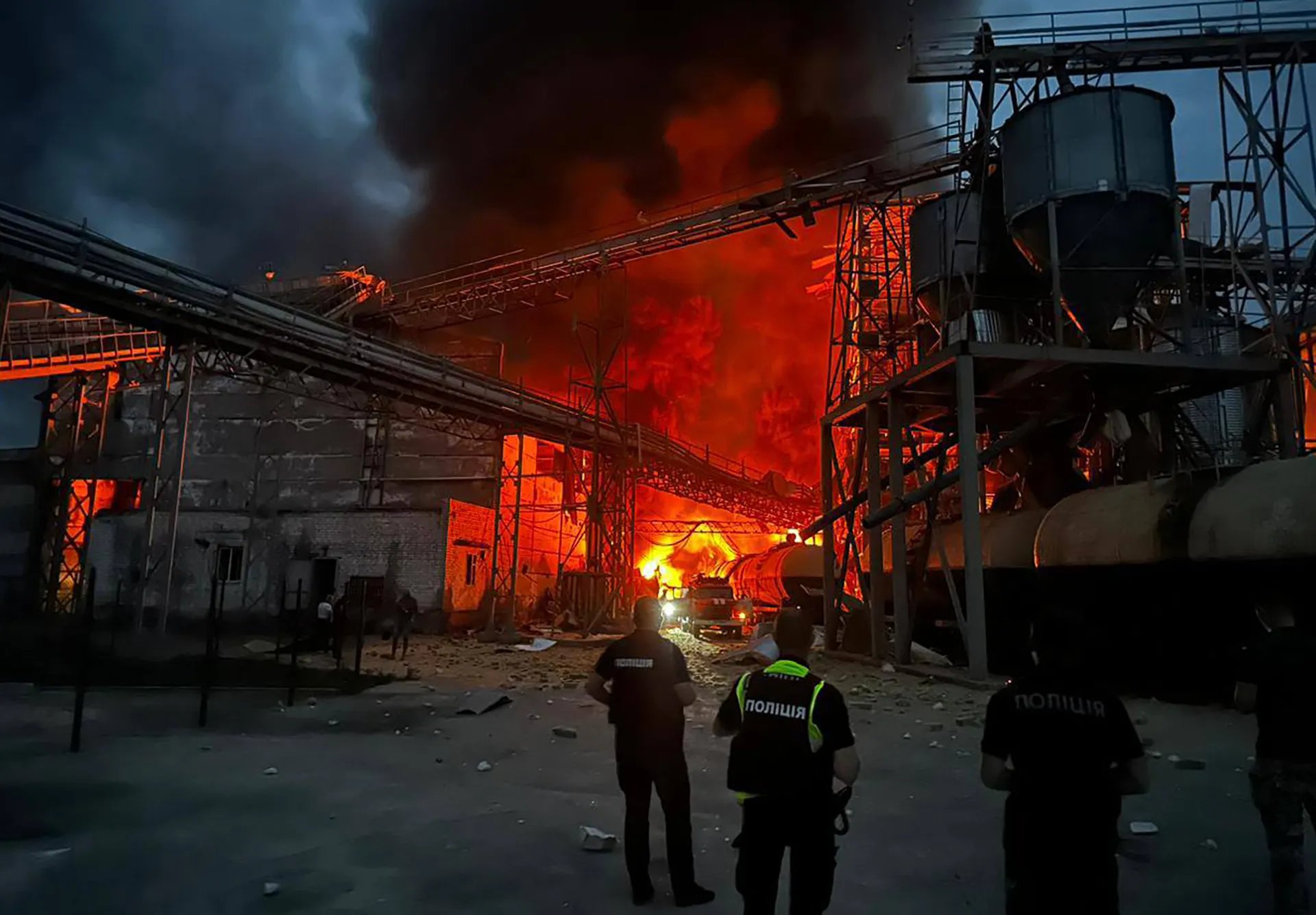 Russian strikes kill 3, Ukraine attacks refineries