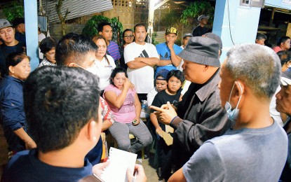 BANGGAAN NG TRAK AT VAN: 17 PATAY
