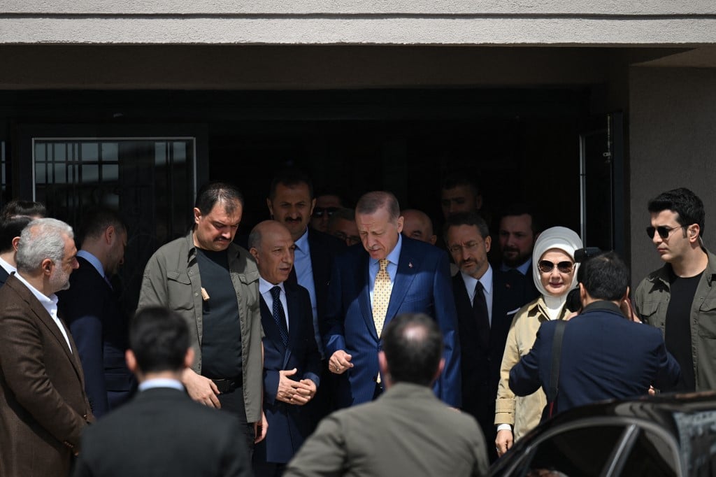 Opposition edges ahead in key Turkey polls: early partial results