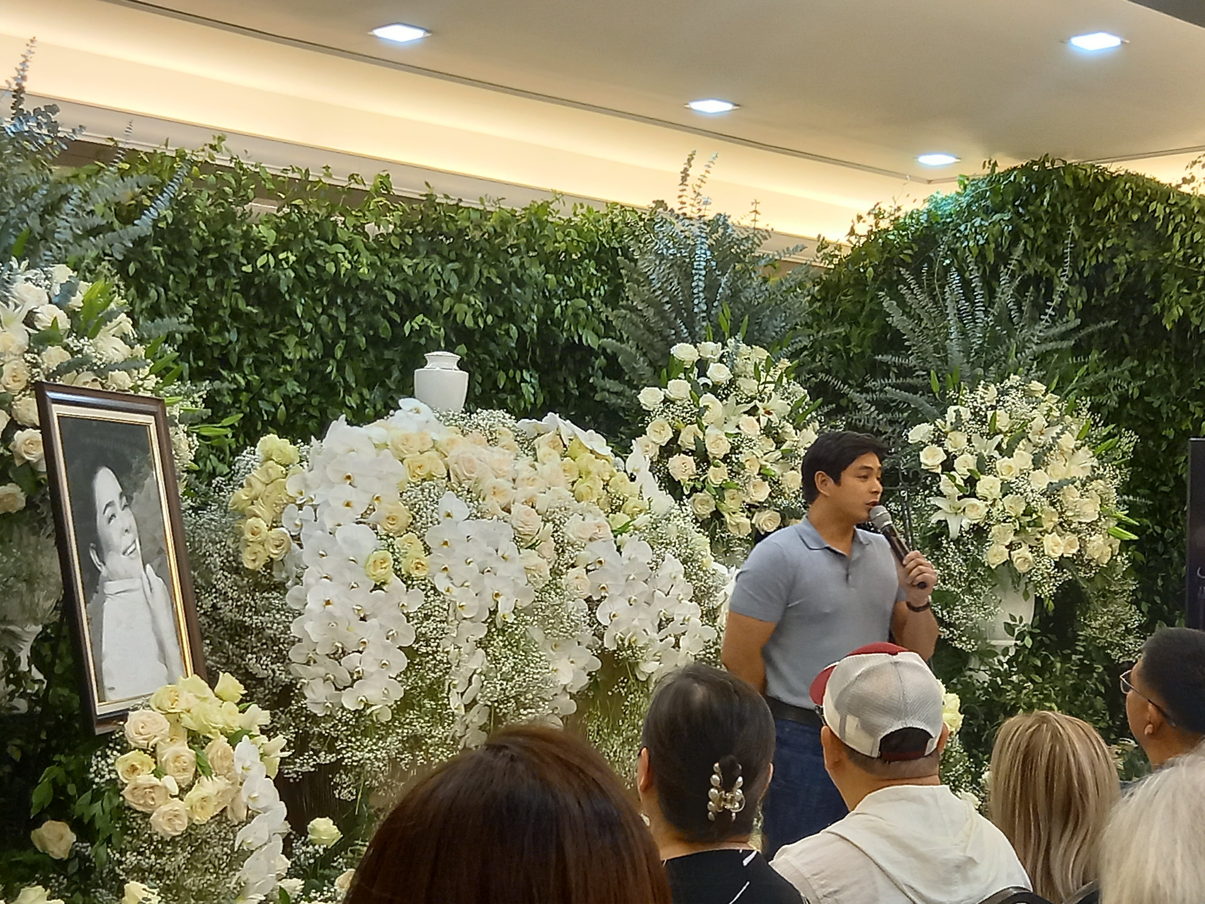 Coco Martin delivers eulogy at Jaclyn Jose’s wake.