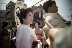 Kyoto seeks to guard geishas from tourist 'paparazzi'