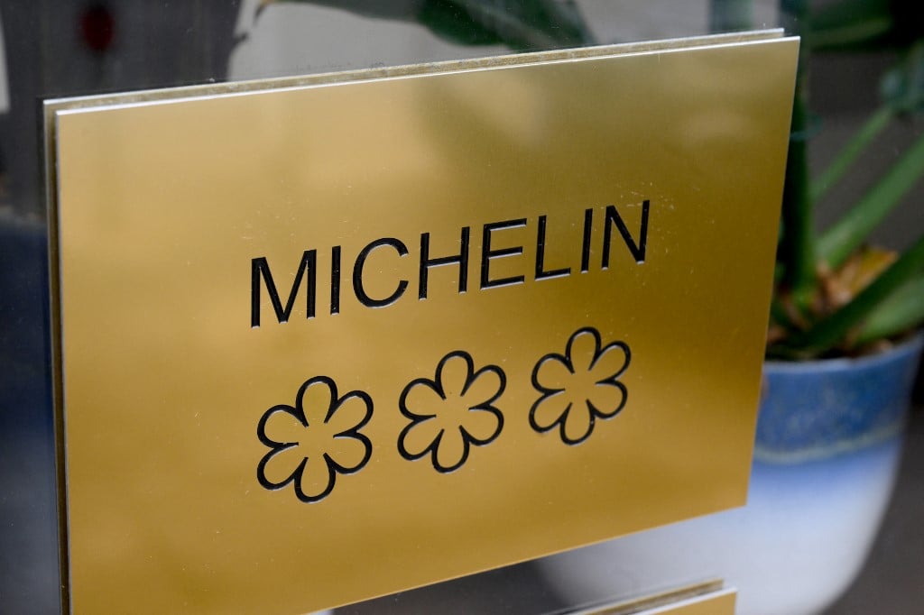 This photograph taken on February 15, 2024 shows a plaque displaying the three stars of the Michelin guide, the highest award of the French gastronomy, on the door of Alexandre Mazzia's AM restaurant.