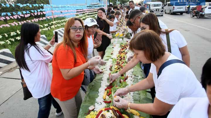 Calumpit Longganisa Festival feat. 500m logganisa boodle fight