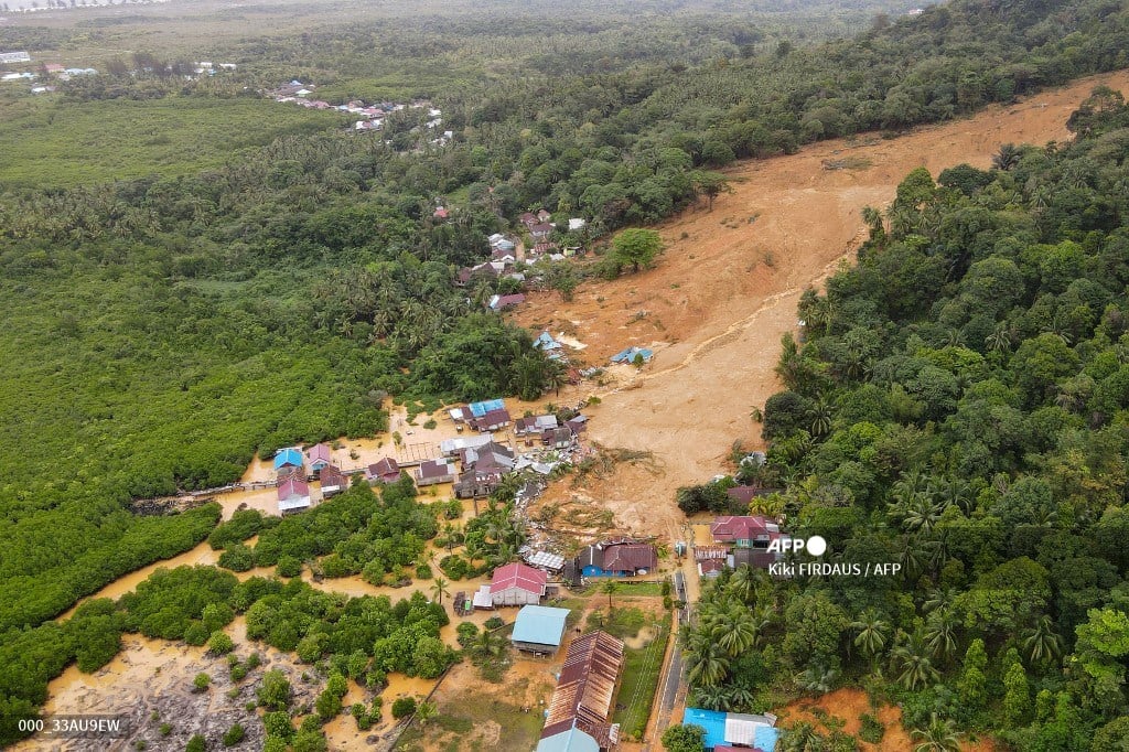 Death toll from Indonesia floods, landslides rises to 21