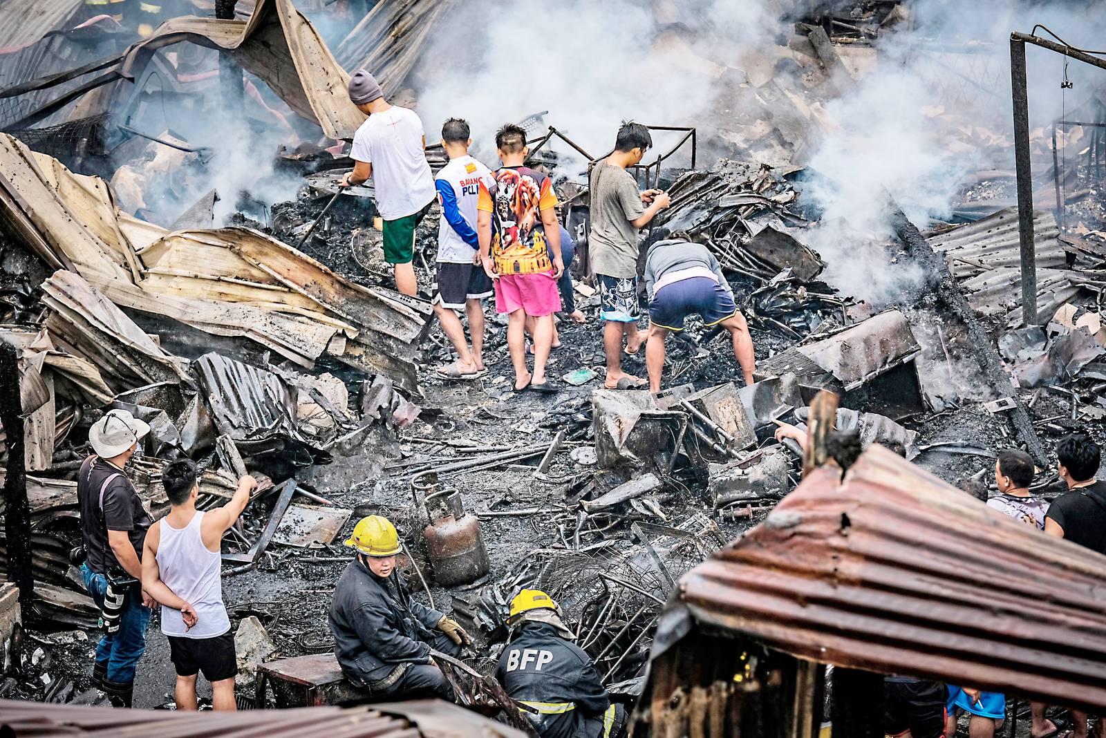 FIRE gutted a residential area in Arlegui Street early morning of Thursday, 29 December.