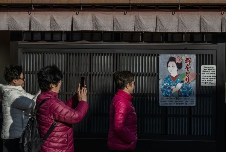 Kyoto cracks down on geisha ‘shooters’