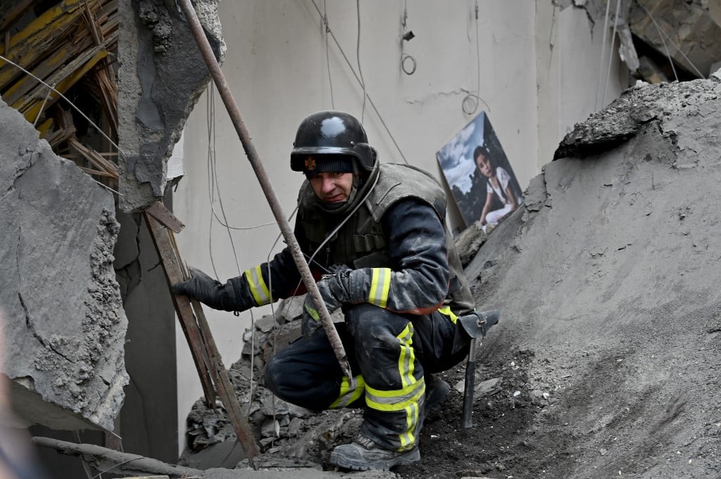 Russia presses offensive into Ukraine but hold off key city