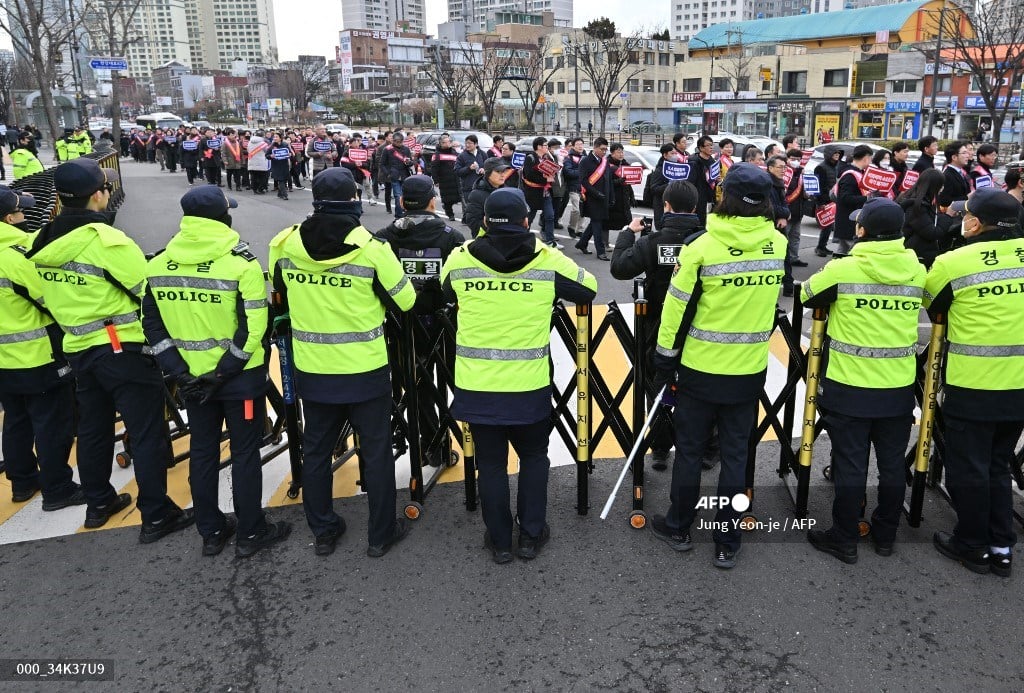 SoKor police raid medical association office over walkout