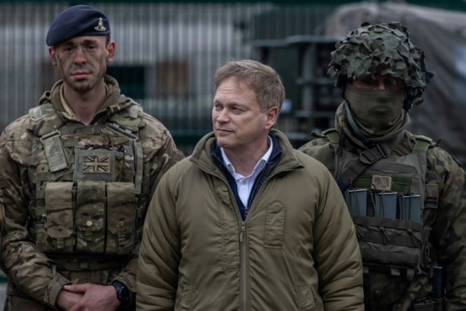 UK defense minister’s jet jammed