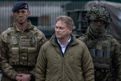 UK defense minister’s jet jammed