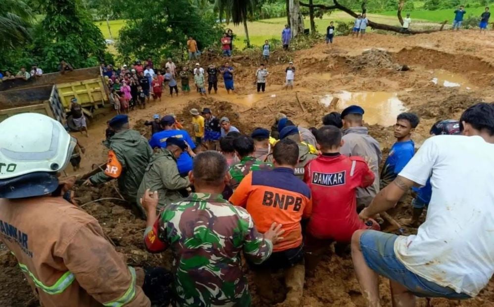 Bali landslide kills two foreign tourists