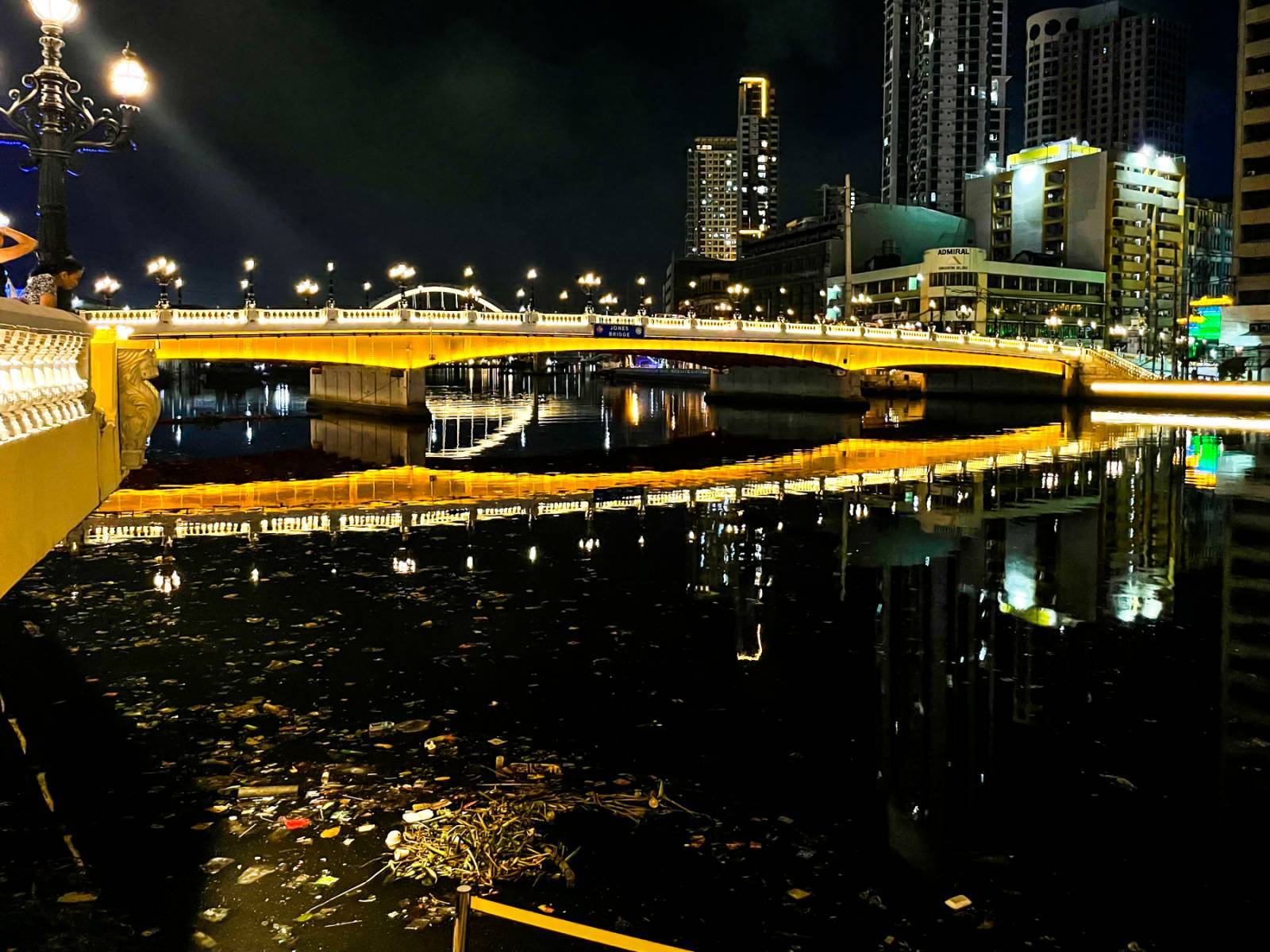 Garbage afloat on Pasig River