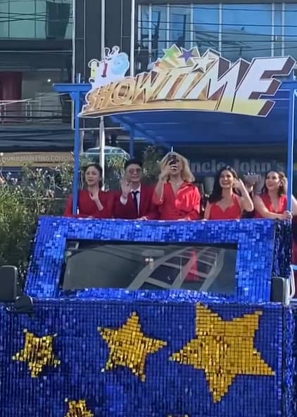 (From left) Kim Chiu, Vhong Navarro, Vice Ganda, Anne Curtis and Karylle on their way to GMA Network’s headquarters.