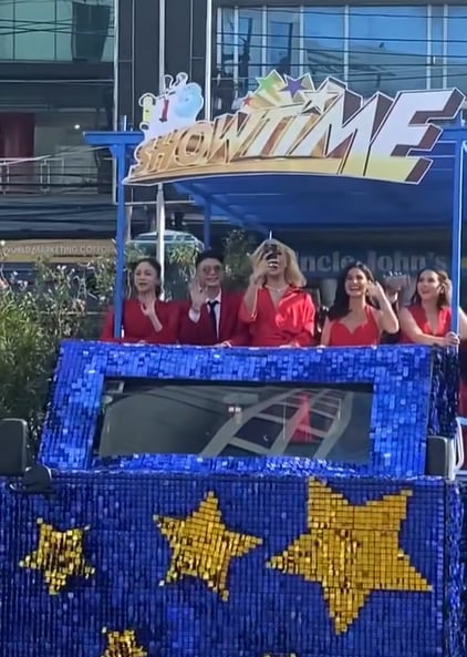 (From left) Kim Chiu, Vhong Navarro, Vice Ganda, Anne Curtis and Karylle on their way to GMA Network’s headquarters.