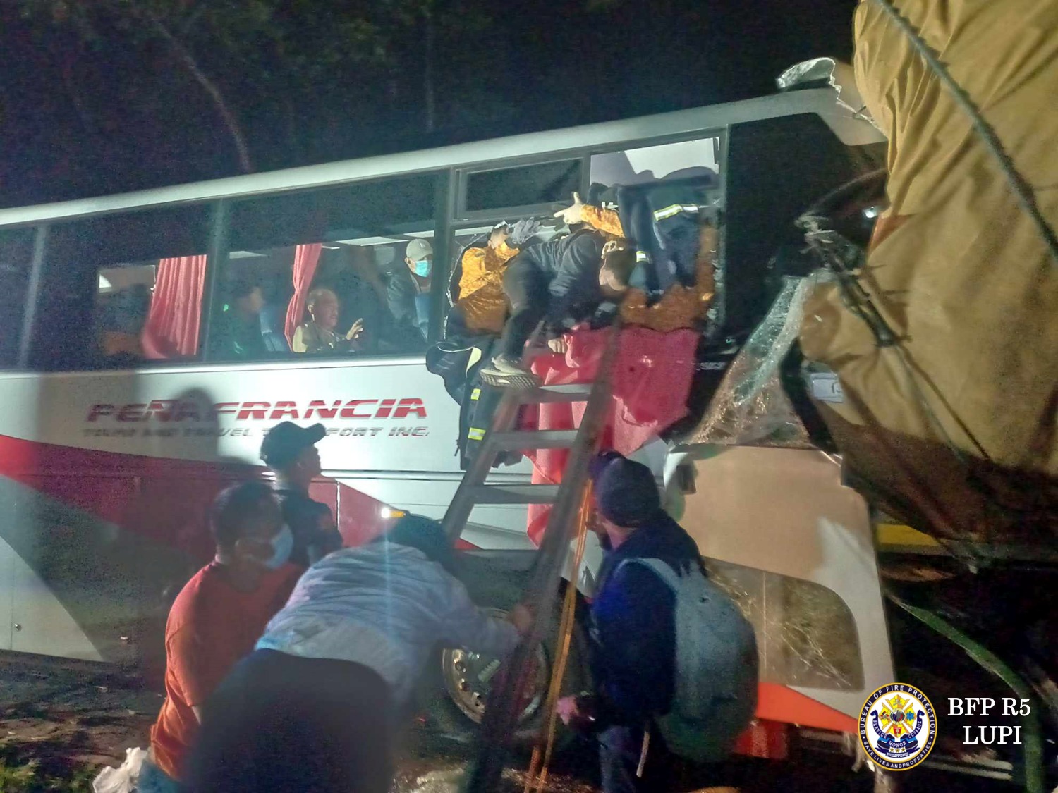Bus sumalpok sa trak, lima sugatan