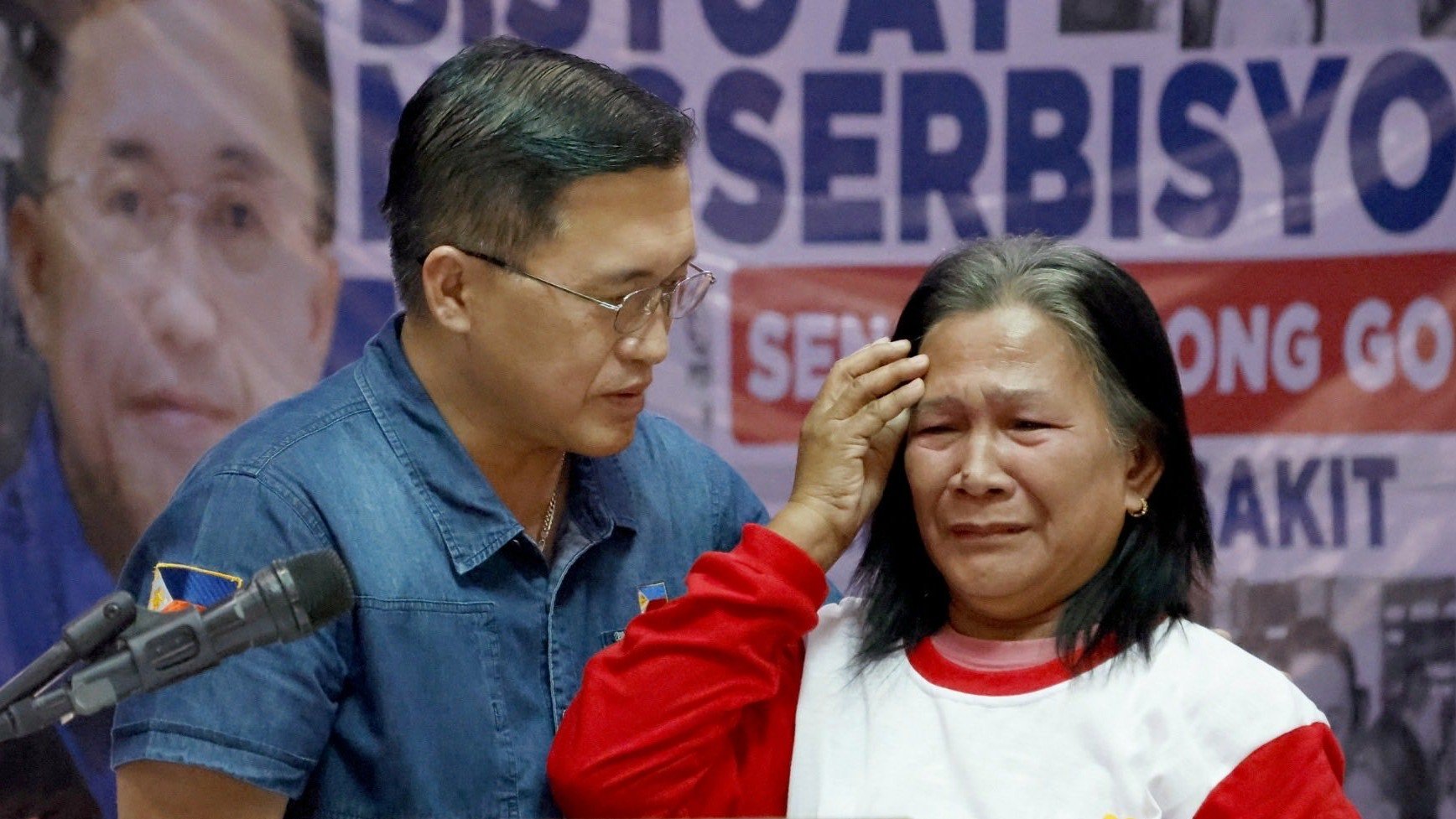 Bong Go touched by family’s story during Himamaylan visit