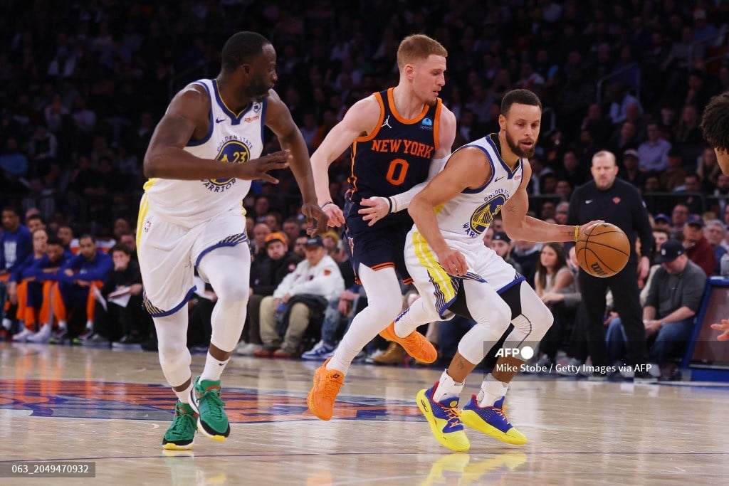 Curry's bounce-back game carries Warriors over Knicks