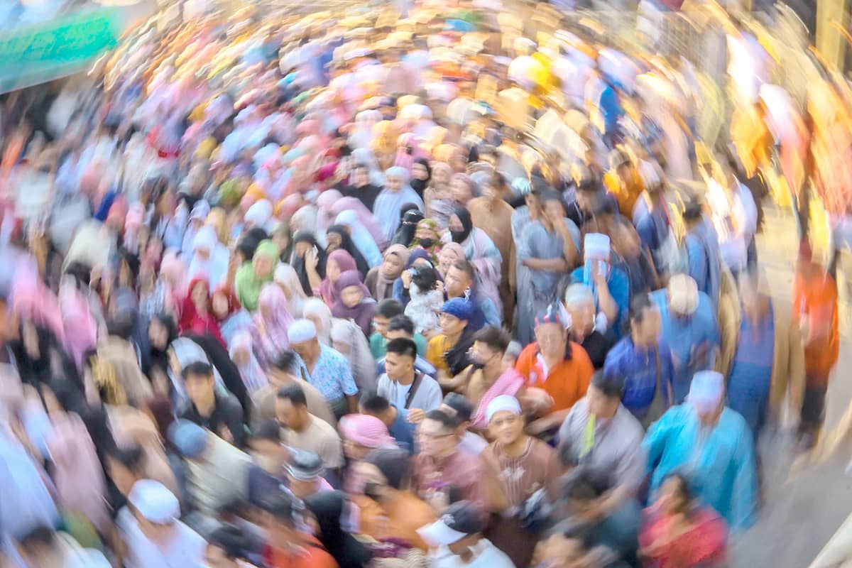 Eid’l Fitr spirit as Filipino Muslims unite in prayer.