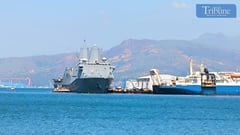 US Navy ship docks in Philippine shore