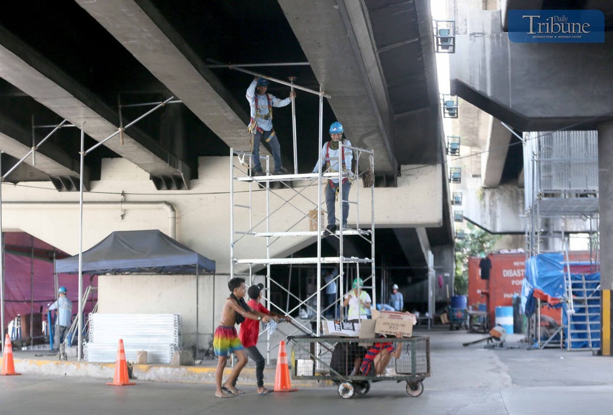 TRIBUNE-Workersinstallscaffolding