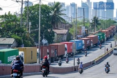 Truck convoy conquers Delpan gridlock