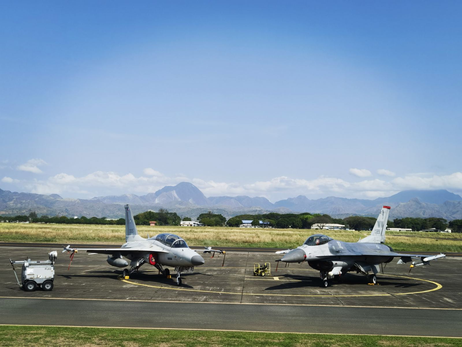 Phl, US air forces train on basic fighting maneuvers 