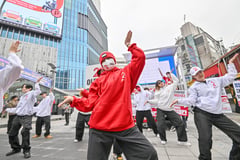 S. Korean bets embrace K-pop songs, dances