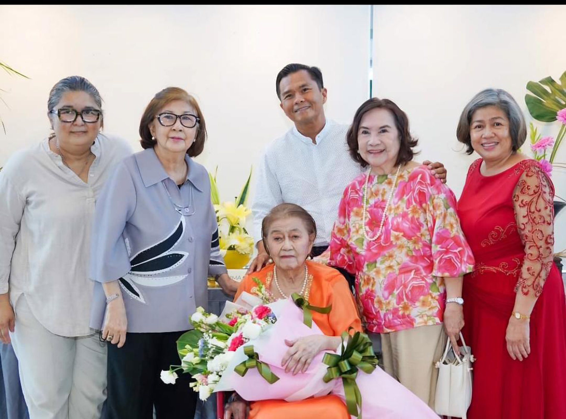 Corito Yu, Zony Escario, Zelia Borromeo, Fabby Borromeo, Norma Borromeo and Tessa Zosa.