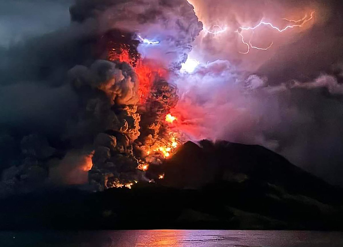 Indonesia eruption sends 800 people fleeing
