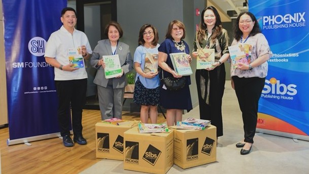 SM Foundation and Phoenix Publishing House team up for ‘Page for Progress.’ Joining the turnover ceremony are (from left) Phoenix SVP Juan Carlos Sibal, SM Foundation (SMFI) Executive Director for Education Carmen Linda Atayde, Phoenix President Pilar Fatima Sibal-Balbin, Phoenix Board of Directors Chair Alegria Sibal-Limjoco, SMFI Executive Director Debbie Sy, and SMFI SAVP for Education Program-Scholarship Eleanor Lansang.