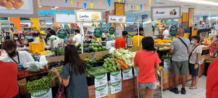 WalterMart’s Palengke Fresh market buys direct from farmers, thus relieving them of a middleman layer in the sale of goods.