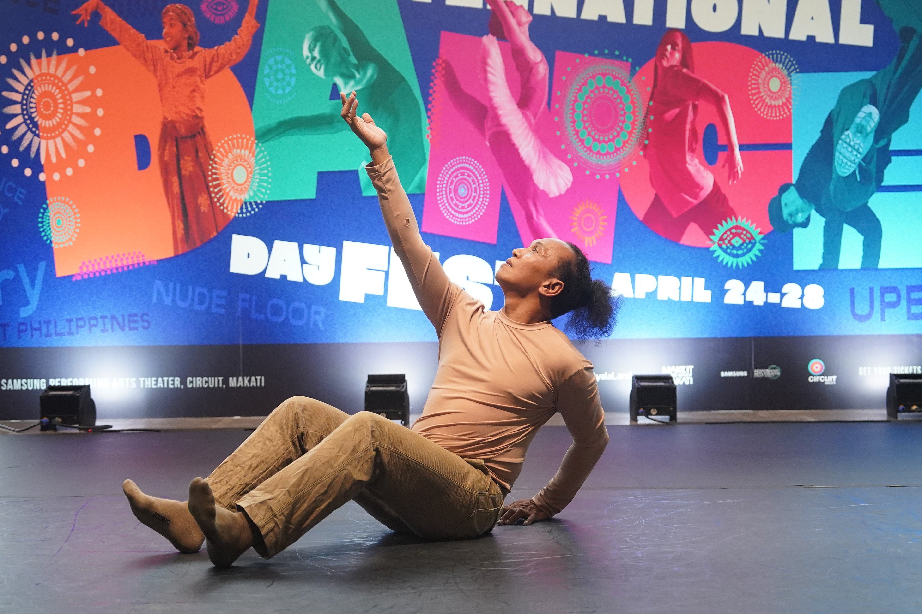 Carlos Deriada Jr. performing Bungad