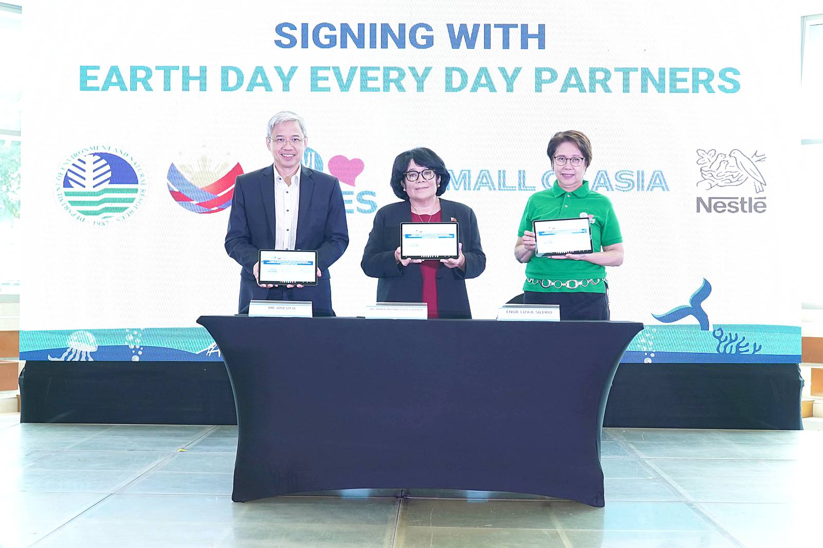 SM Supermals' Vice President for Corporate Compliance Liza Silerio (right), Department of Environment and Natural Resources (DENR) Secretary Maria Antoni