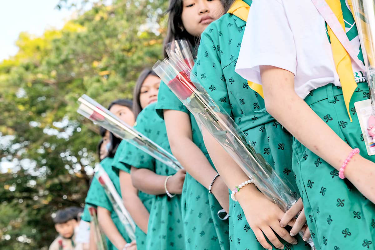 Girls scouts join the floral tribute during the kick-off event to celebrate the 82nd Araw ng Kagitingan and Philippine Veterans Week at the Libingan ng mga Bayani on 5 April