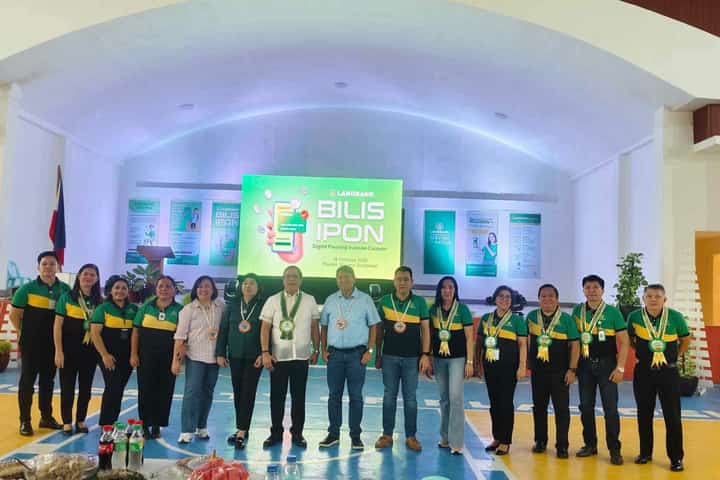 Landbank personnel take a photo during the Bilis Ipon: Digital Financial Inclusion Caravan