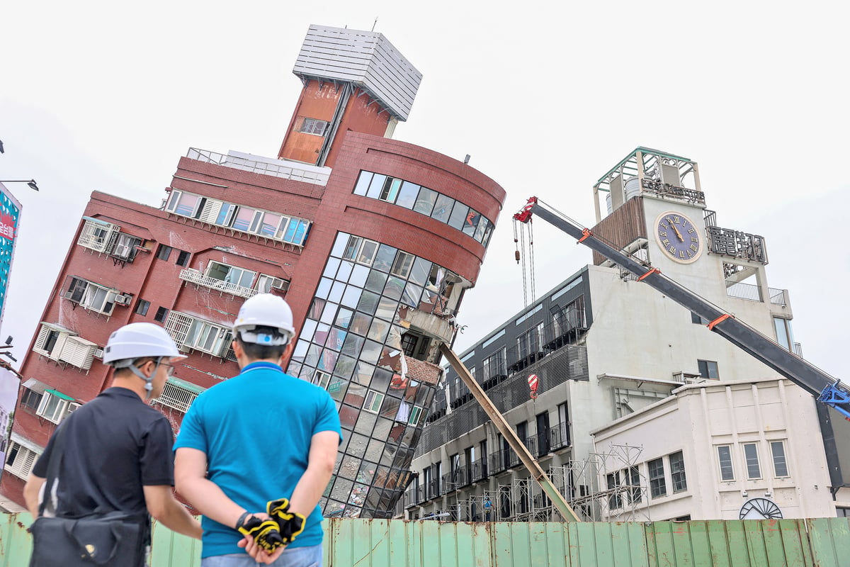 Food, flowers, incense offered for smooth demolition of tilting building