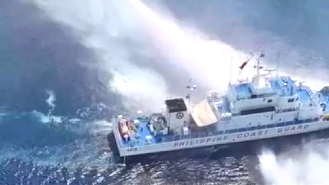 2 barko ng PCG binomba ng tubig