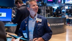 US stocks open lower, threatening S&P 500 winning streak