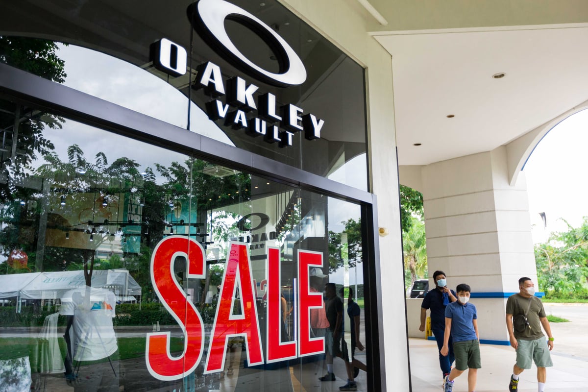 OAKLEY.