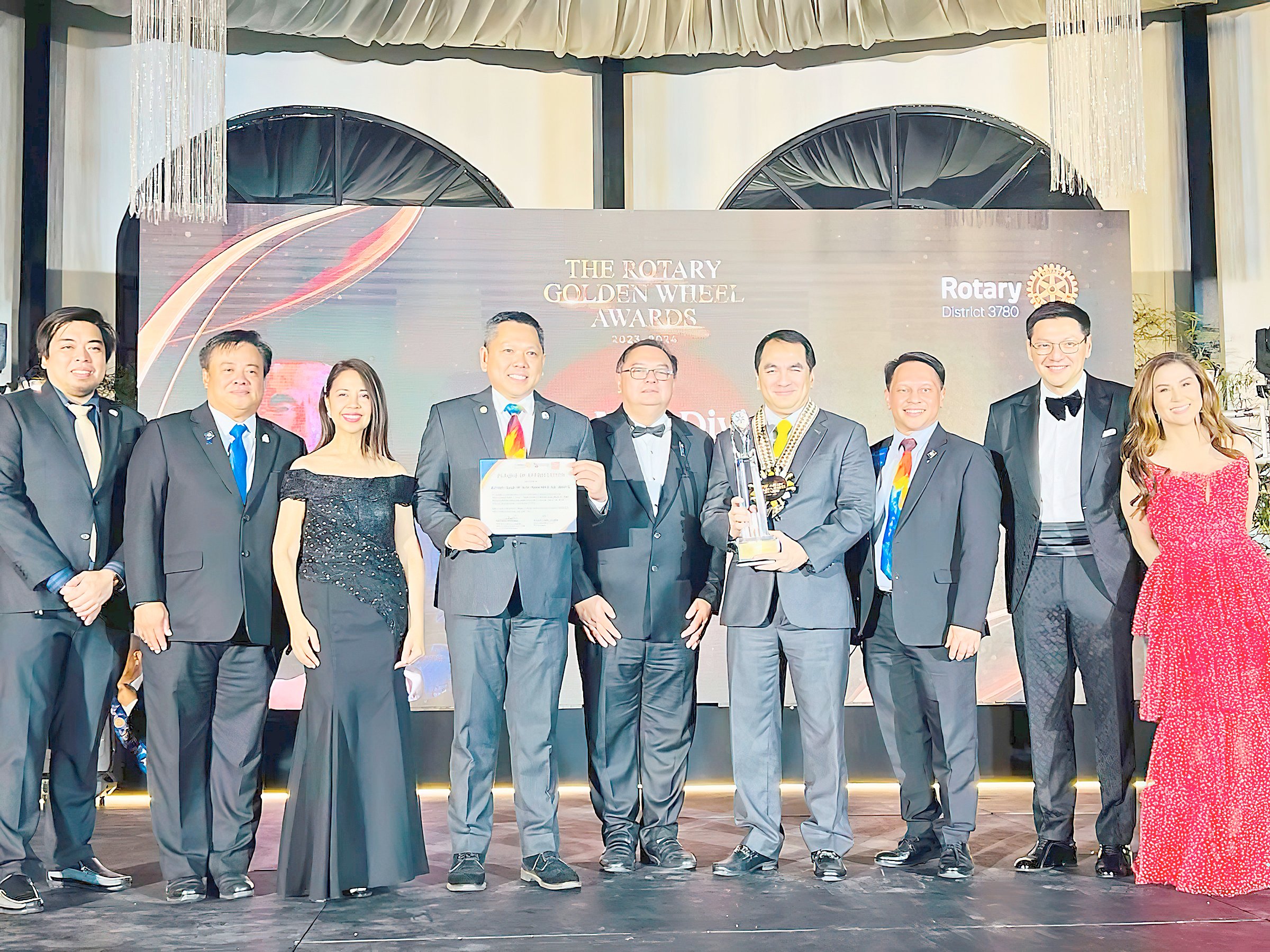 Lawyer Nilo Divina gets top Rotary award