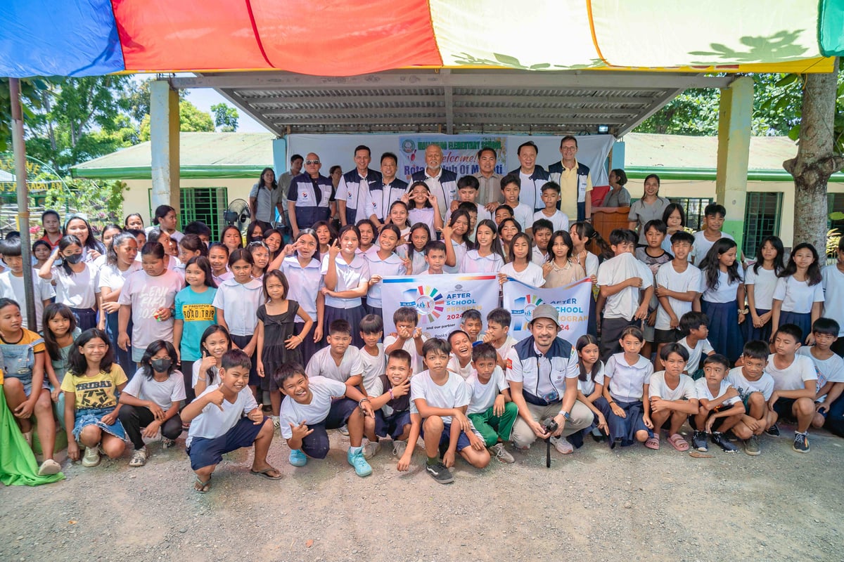 An RC Makati team was in Isabela province to, among other activities, visit Mallalatang Elementary School in Reina Mercedes town. The school is a beneficiary of books from RC Makati’s Books ‘Across the Seas’ program, which dovetails with Universal Leaf Philippines’ ‘Let’s Play After School Program.’ Photo shows (from left, topmost) RC Makati incoming director Andy Manalac, director Rodrigo Segura, past president Louie Aseoche, President Bing Matoto, the Mallalatang ‘Elementary School principal,  director Winston Uy, and president-elect Keith Harrison. RC Makati chief of staff Ron Dotaro is shown with Mallalatang Elementary School kids on the front row.