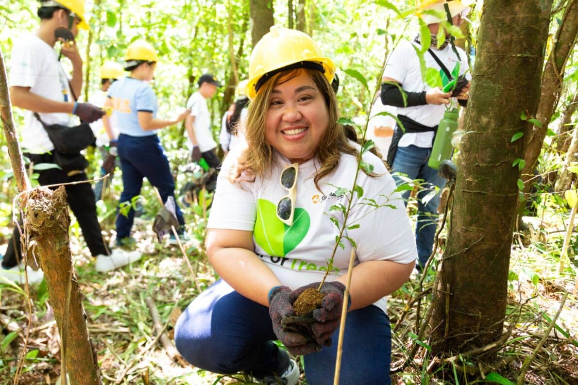 Meralco Senior Vice President and Chief Audit Executive Melanie Oteyza led her team in participating in One Meralco Foundation’s Earth Day Tree Planting.