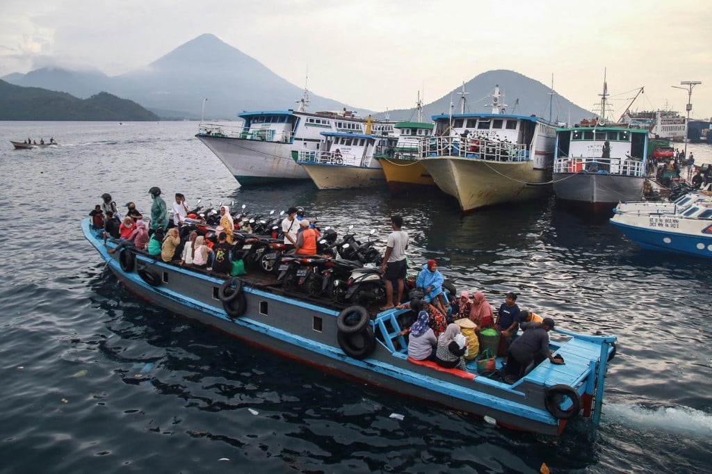 Survivors tell of panic at Africa river boat disaster
