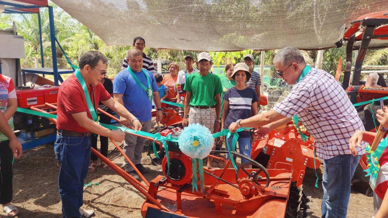 Sultan Kudarat ARBs receive farm machinery, inputs 