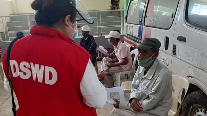 DSWD personnel assisting poor people