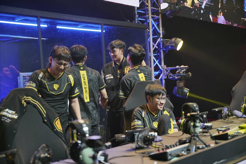 AP Bren, ONIC, ECHO, and RSG secure Playoffs spots