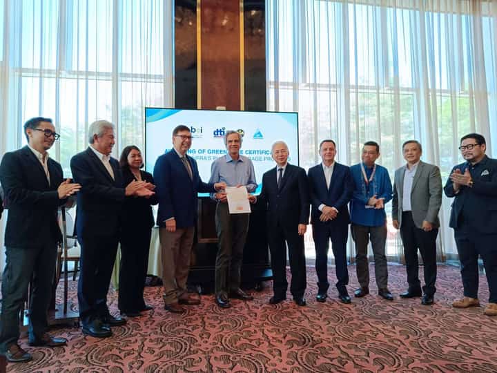 Trade Secretary Alfredo Pascual (6th from left), through the Board of Investments One-Stop Action Center for Strategic Investments, awarded the certificates of endorsement for green lane services to Prime Infrastructure Inc.’s two largest pumped storage hydroelectric power projects. The hydroelectric power projects are set to boost the growth of the Philippines’ clean and sustainable energy sources. The green lane certificate was presented to Prime Infrastructure board chairman Enrique K. Razon Jr. (5th from left) during a ceremony in Solaire Resort and Casino in Parañaque City on Tuesday.